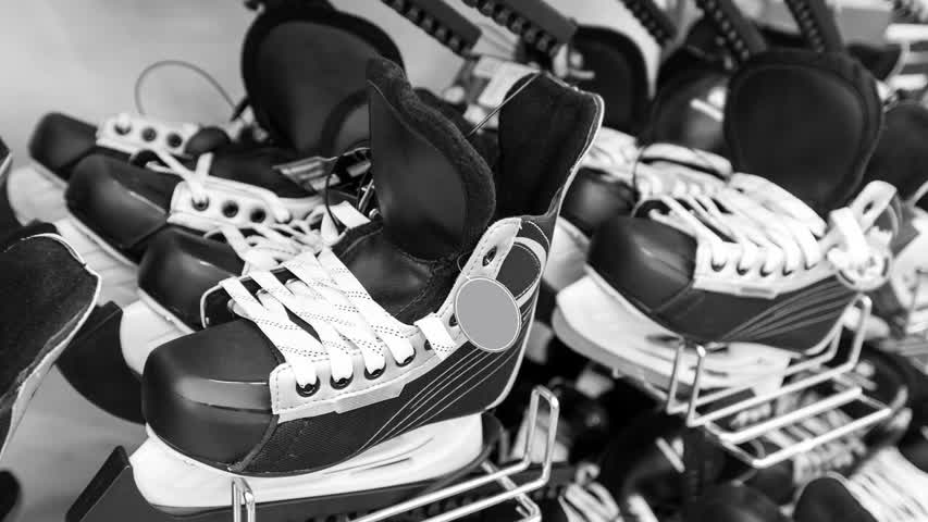 Фото - Американскому хоккеисту отказали в продаже коньков из-за работы в России