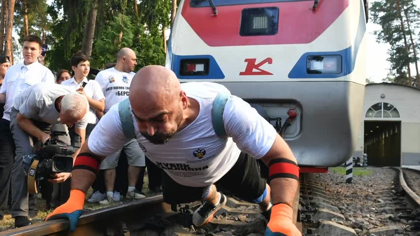 Фото - Российский силач протащил железнодорожный состав и установил мировой рекорд