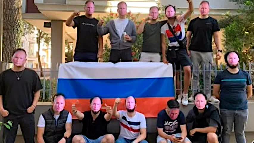 Фото - Фанаты «Фенербахче» принесли на матч с киевским «Динамо» маски Путина и флаги РФ