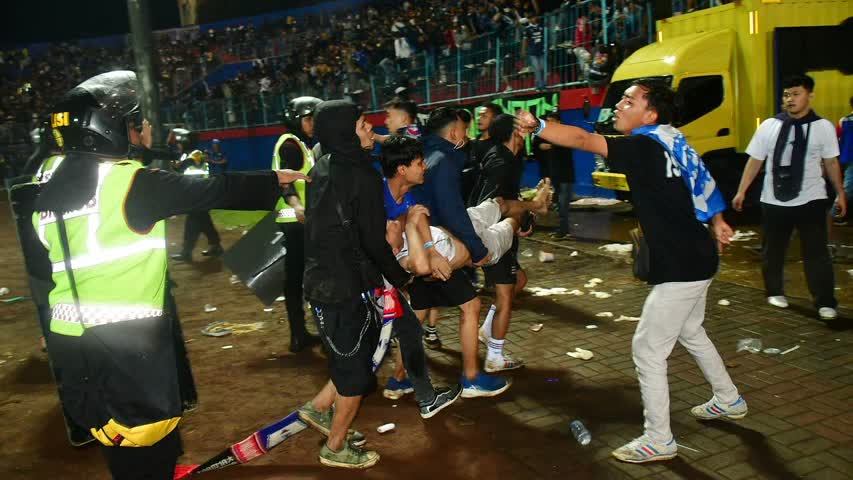 Фото - Число погибших в ходе беспорядков после матча в Индонезии выросло до 174