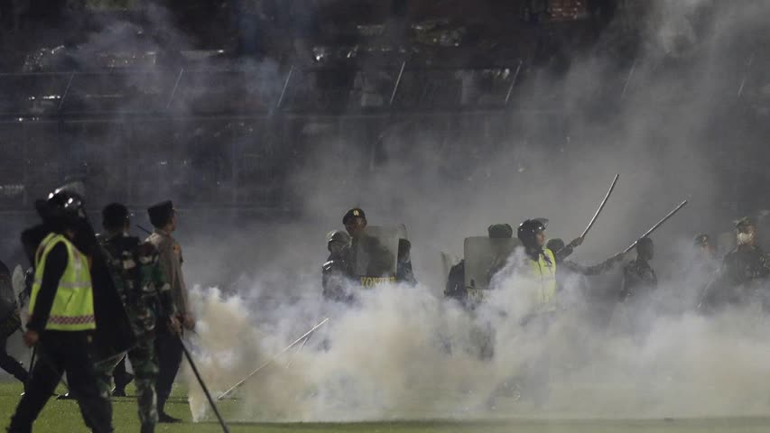 Фото - Стали известны подробности гибели людей в давке на стадионе в Индонезии