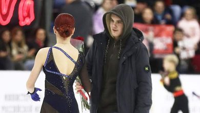 Фото - Фанат выбежал на лед и подарил цветы фигуристке Трусовой