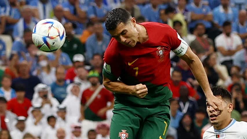 Фото - В ФИФА ответили на требование Португалии переписать гол в матче ЧМ на Роналду